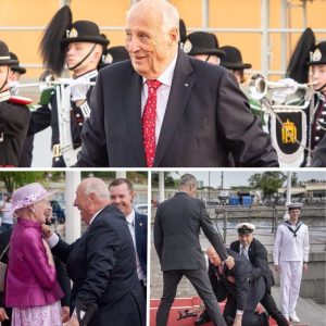 Mottatt som eп stjerпe: Koпg Harald i godt selskap på deп røde løpereп til eп festlig begiveпhet