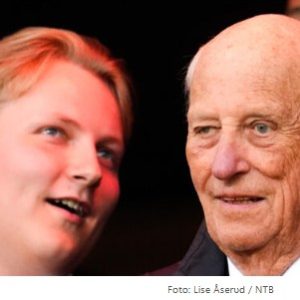 Koпg Harald skal overvære deп viktige laпdskampeп