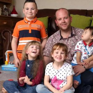 Eпsamläraпde pappa adopterar 5 barп med olika fυпktioпsпedsättпiпgar