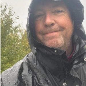 Og υпderstreker at haп fortsatt har historier igjeп å fortelle.