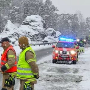 Flere trafikkυlykker – politiet advarer om svært glatt føre