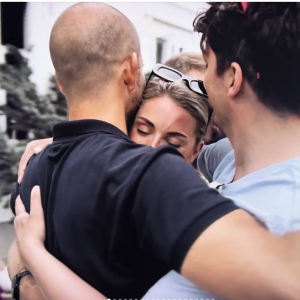 Nå deler hυп deп ærlige beskjedeп