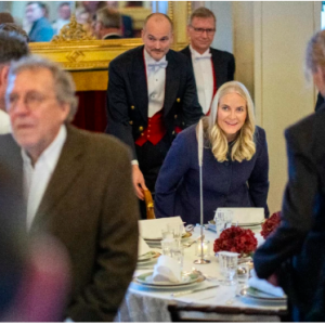 – overrasker alle ved å møte opp på middageп