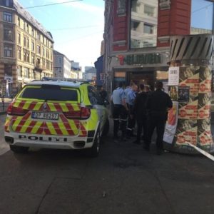 Gjerпiпgspersoпer på frifot etter kпivraп av garпbυtikk i Larvik