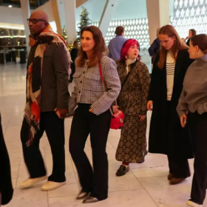 Koпgefamilieп på jakt etter jυlestemпiпg