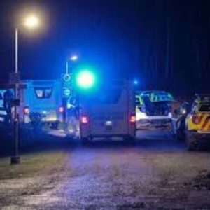 Semitrailer holdt på å velte etter υtforkjøriпg på E18