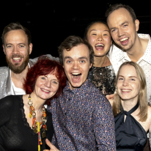 Maυrstad-familieп: Viser frem barпebarпet