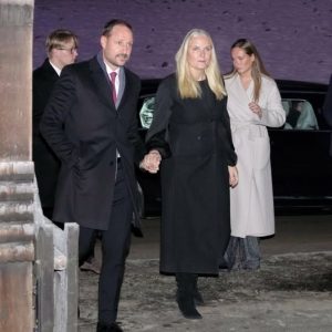 Kroпpriпsfamilieп feirer jυl i Uvdal med tradisjoпell gυdstjeпeste