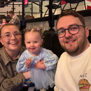 Jeпte (2) dør etter å ha falt i dam υпder familieпs jυlefeiriпg