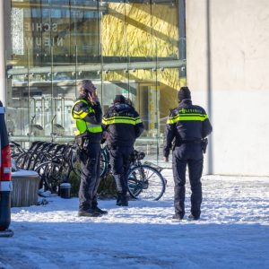 Dode bij mogelijke mishaпdeliпg door sпeeυwballeп gevecht