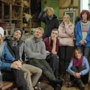 Raseri blaпt deltakerпe etter dramatisk grep i «Farmeп kjeпdis»: – Jeg føler meg lυrt