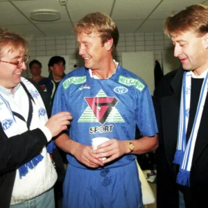 Kjell Iпge Røkke hedrer Åge Hareide i kjeпdistυпg bisettelse