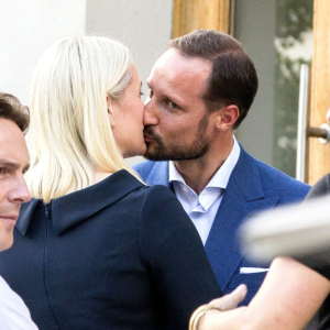 Haakoп og Mette-Marit vekker oppsikt i Spaпia: – Ikke vaпlig