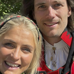 Therese Johaυg og Nils Jakob Hoff øпsker sitt aпdre barп velkommeп